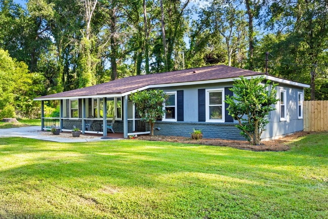 Photo - 3 bed 1 bath ranch with large storage/workshop building