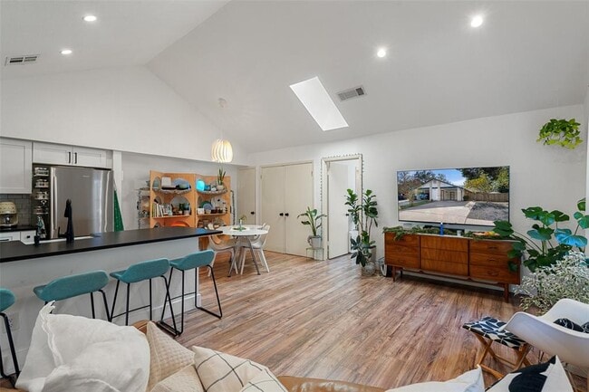 Photo - 909 Milford Way