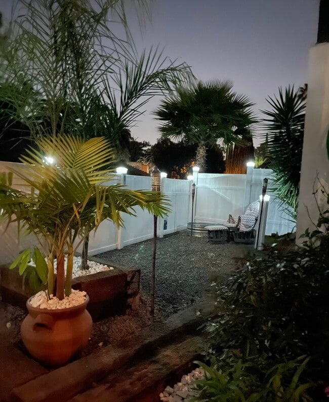 Photo - 1058 W 6th St