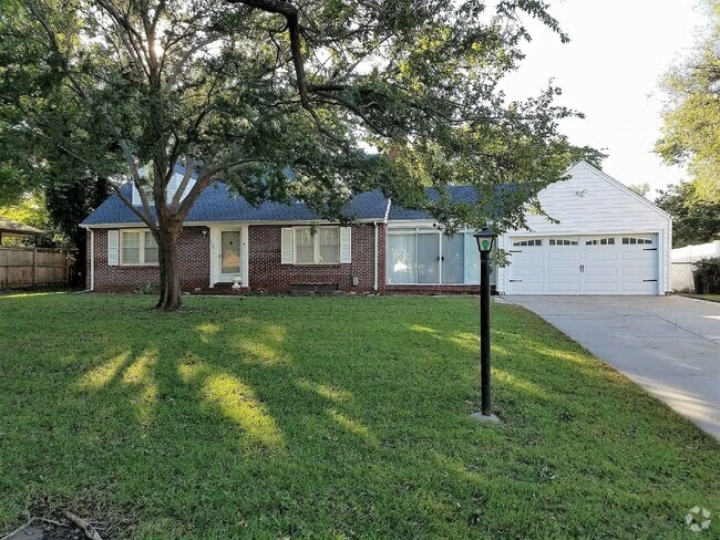Building Photo - 3 bed 2 bath Riverside Home
