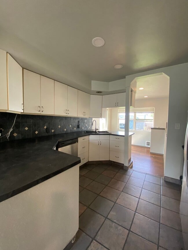 Photo - Move-in Special-One month free rent!! 4 be...