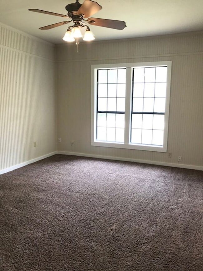 Building Photo - 1004 Ave F