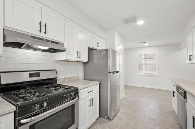 Photo - 111 Montrose Cir