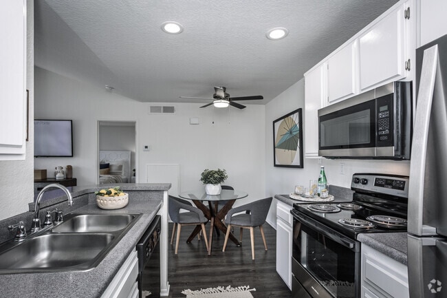 Bedford 1BR, 1BA - 616SF - Kitchen/Dining Room