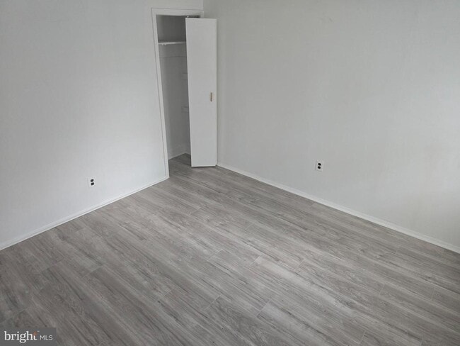 Building Photo - 2621 E Monmouth St