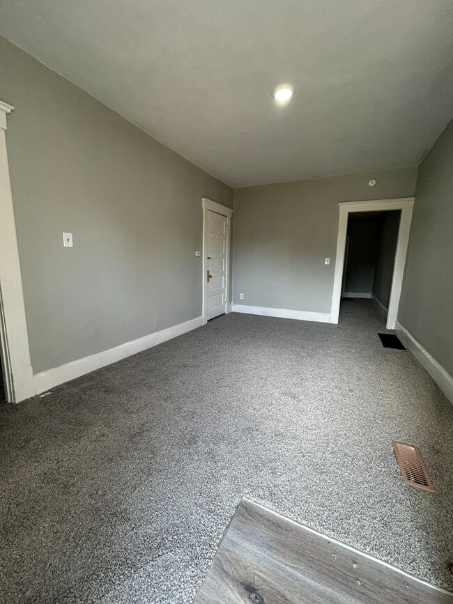 Photo - Spacious 1 Bedroom 1/2 Double with Basement & Extra Room Unit 523
