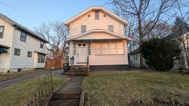 Building Photo - Charming 3-bedroom, 1.5-bathroom home located in the heart of Akron