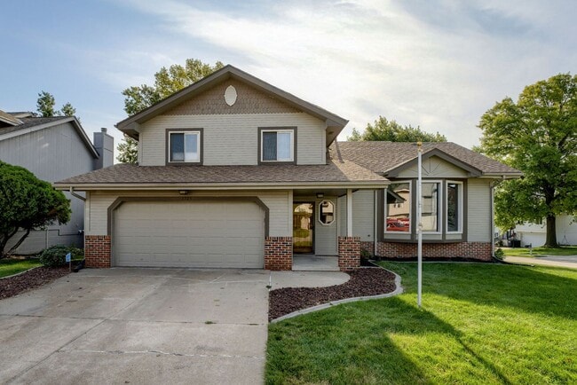 Building Photo - Fresh Updates & Prime Location Near Zorinsky!!