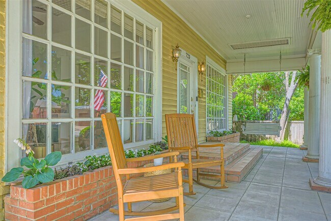 Photo - 723 Dumont St