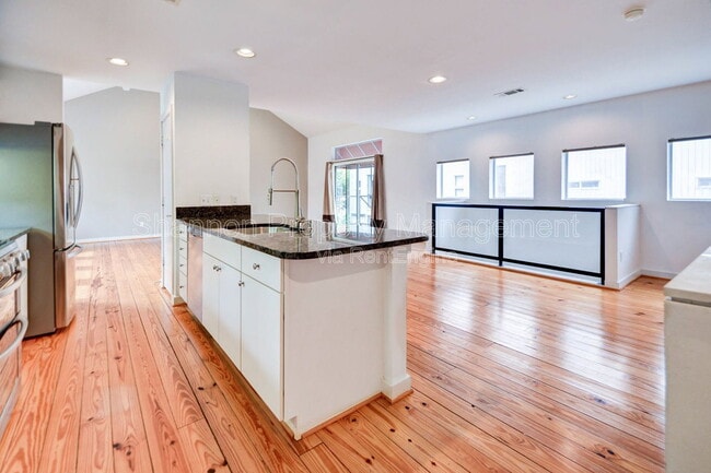 Photo - 822 Ruthven St