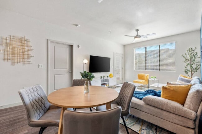 Building Photo - 711 W Broadway Rd Unit ID1366961P