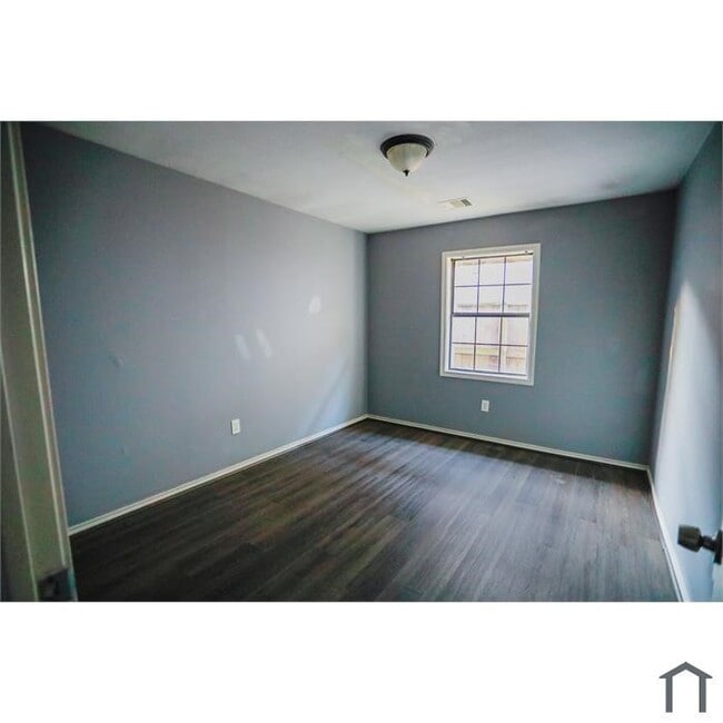 Photo - 3232 Berry St