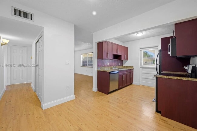 Building Photo - 415 NE 2nd St Unit 215