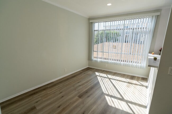 Photo - 14900 Moorpark Street