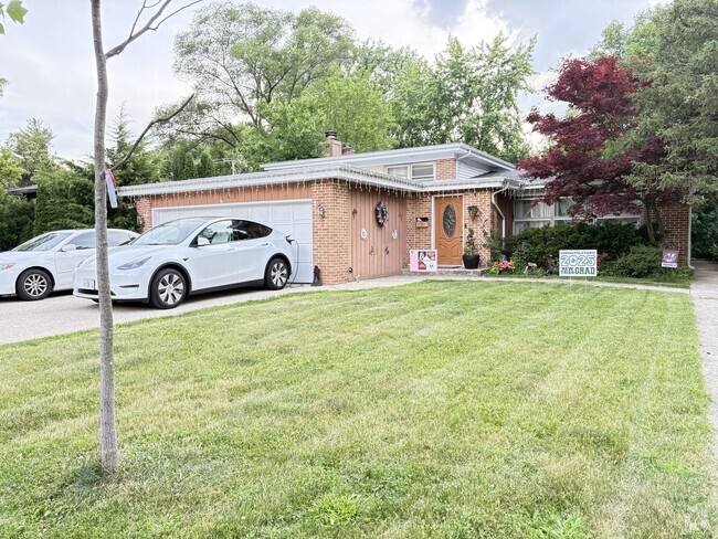 Building Photo - 245 Sunset Dr Rental