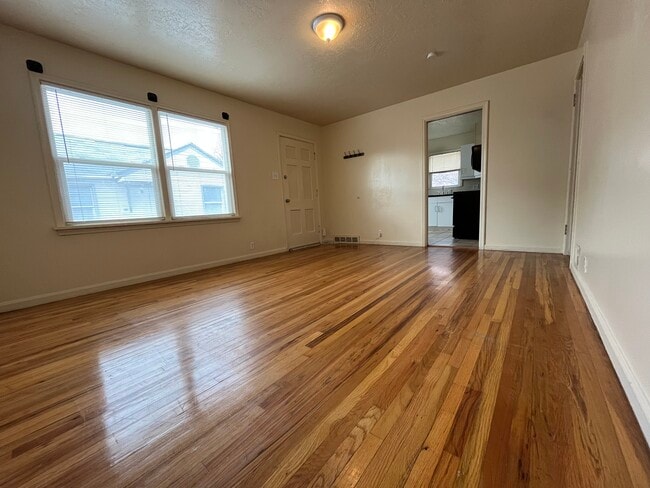 Building Photo - 332 E Utopia Ave