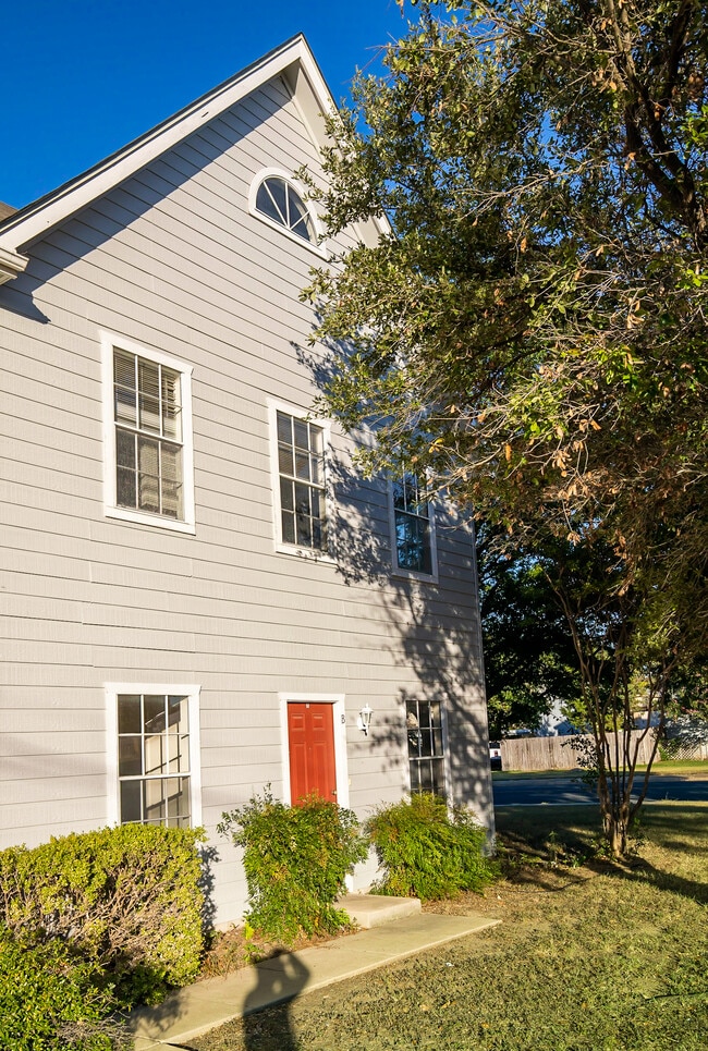 Photo - 3001 Whisper Oaks Ln Unit B