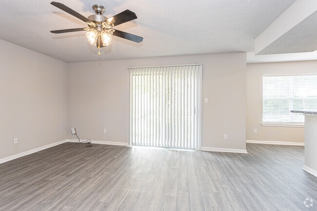 2BR, 2BA - 980SF