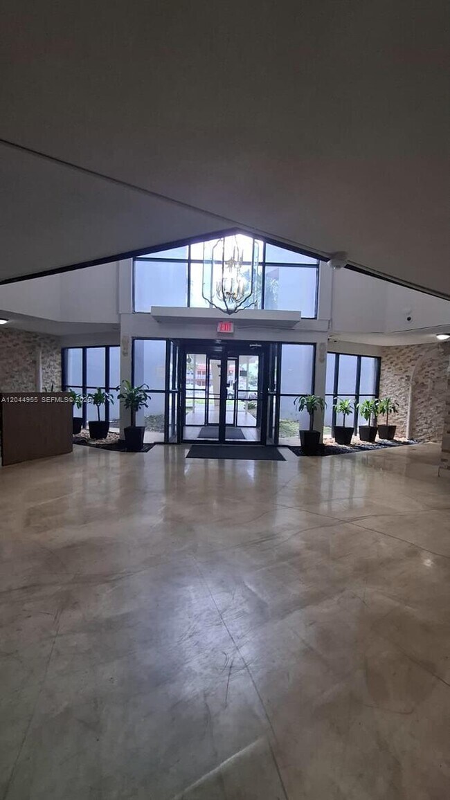 Photo - 2025 NE 164th St Unidad 918