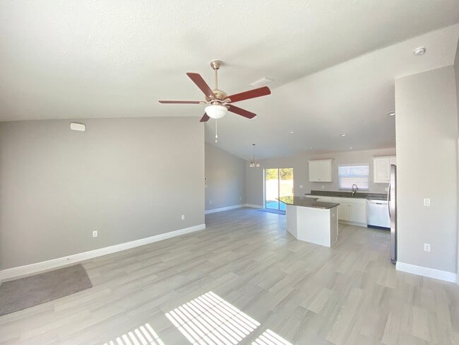 Photo - Desirable SW Ocala Neighborhood 4/2/2 *WON'T LAST*