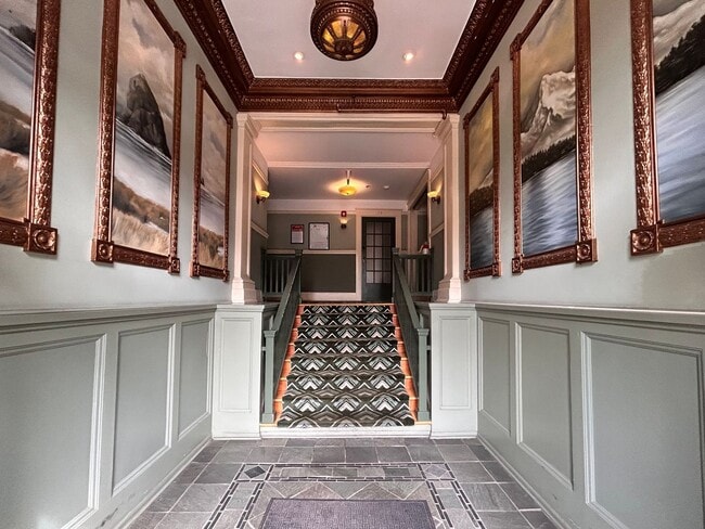 Photo - Vintage Charm - Top Floor NW Studio!