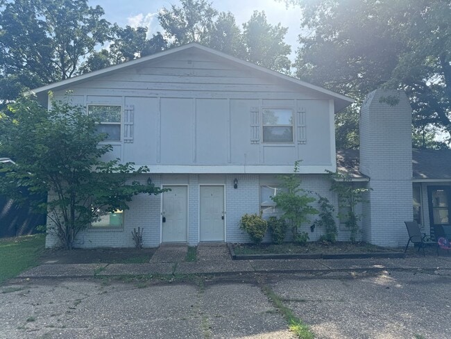 Building Photo - 8304 Woodview Dr N Unit 8304BWOOD