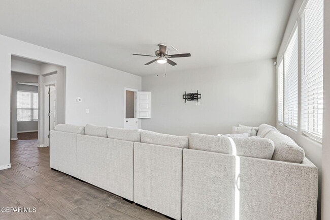 Building Photo - 13130 Oakhampton Ave