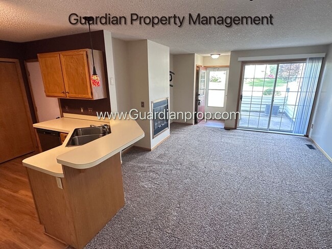 Building Photo - Apple Valley 2 Bedroom Town Home, Patio, Fireplace, 1 Car Garage, AC, New Carpet