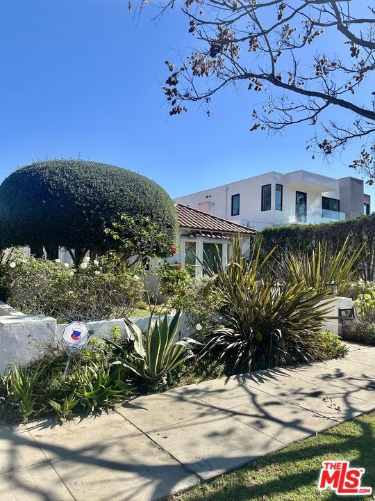 Photo - 128 S Swall Dr