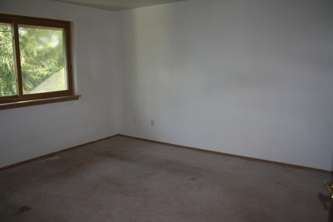 Photo - Spacious Split Entry