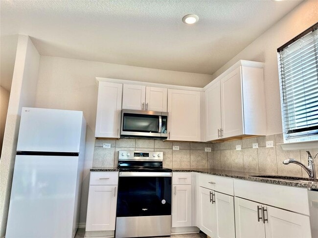 Photo - 3111 Red Columbine