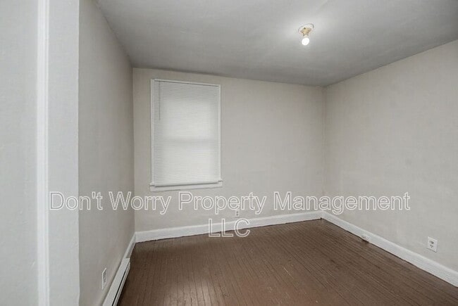 Photo - 402 Winston St