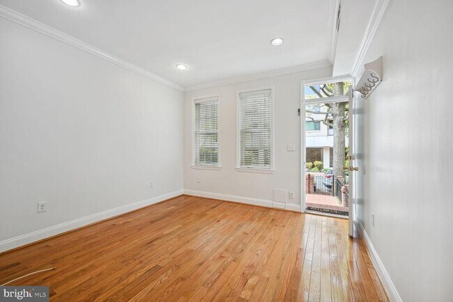 Photo - 807 25th St NW