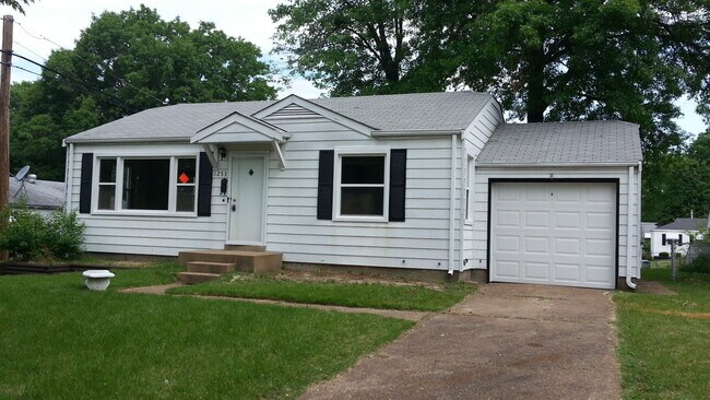 Photo - CIMING SOON! 2 B 1b Bellefontaine House For Rent