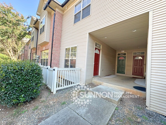 Building Photo - 3 Bedroom 2.5 Bathroom Townhome Near Unive...