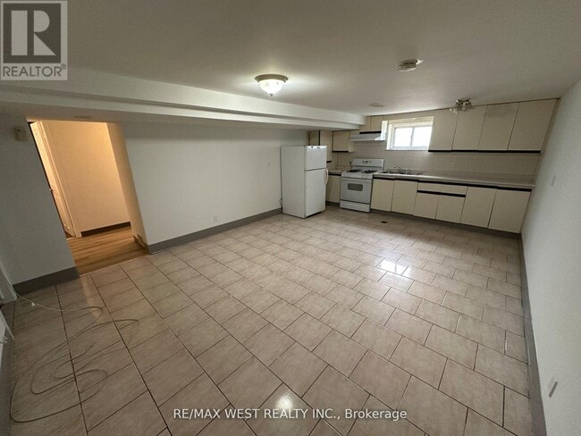 Photo - 999 Caledonia Rd