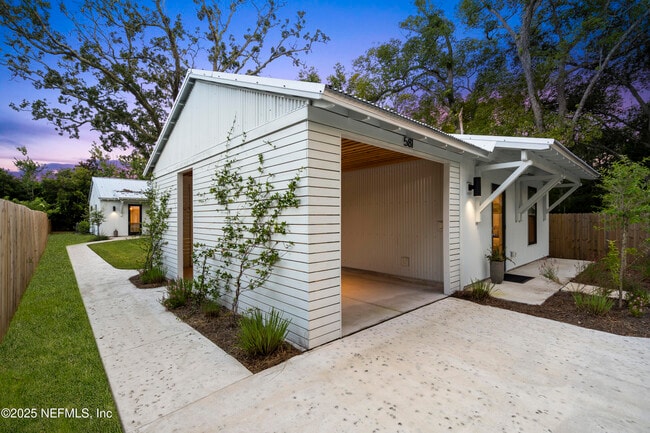 Photo - 581 Hazel St