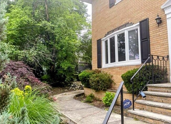 Photo - 537 Winterburn Grv