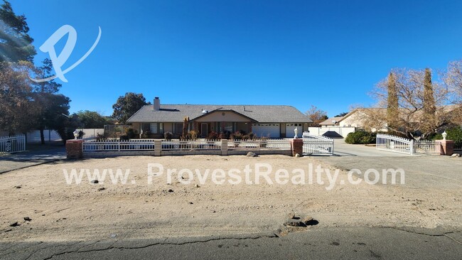 3 Bed, 2.5 Bath Apple Valley Home w/Pool a... - 3 Bed, 2.5 Bath Apple Valley Home w/Pool a...