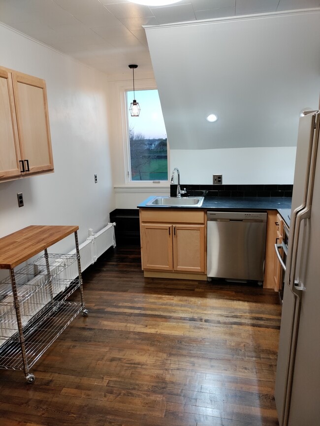 Building Photo - 429 Elm St W Unit C