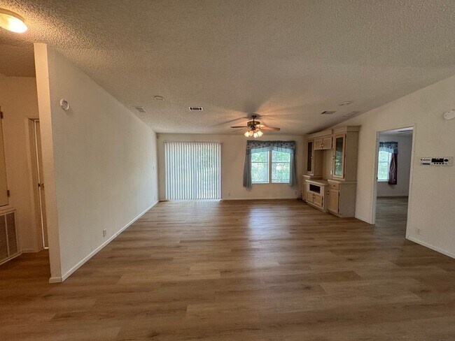 Photo - 2 Bedroom / 2 Bath Mobile Home with Office/Flex Space – Suwannee County (16th Street)