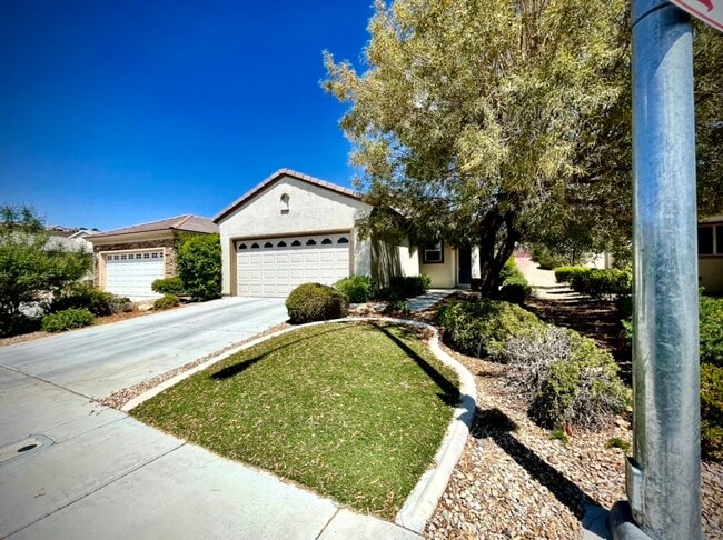Building Photo - Charming 3 Bedroom in 55+ Solera, Laminate... Rental