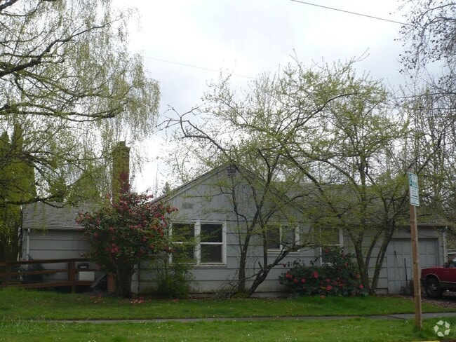 Building Photo - Charming Home Close to Campus