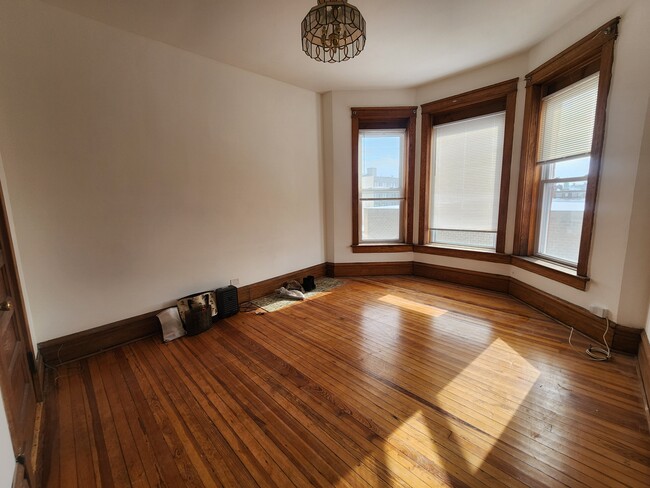 Building Photo - 2404 W Superior St Unit 3W