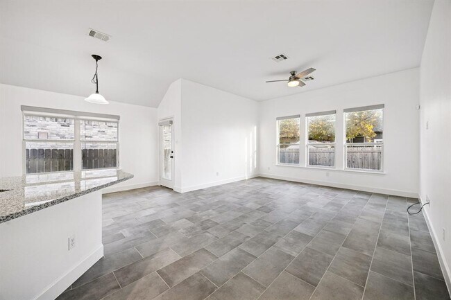 Photo - 2995 Overland St