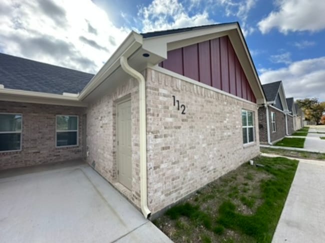 112-114 Vitava Dr