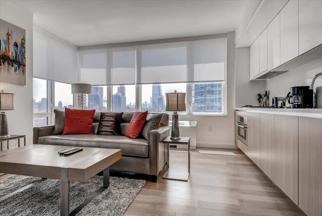 Building Photo - 605 W 42nd St Rental