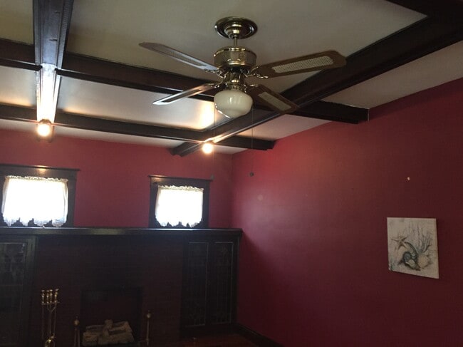 Hermosa carpintería en todas partes. - 2815 E Vermont St