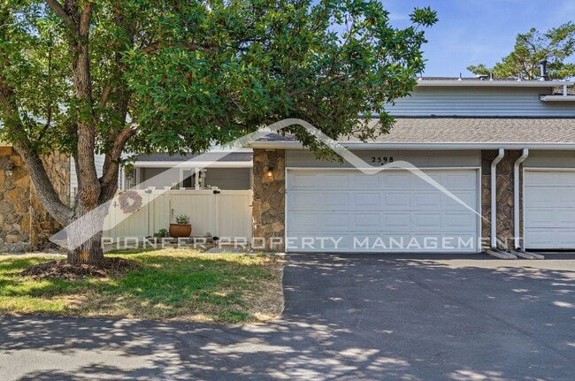 Building Photo - Stunning Townhouse with Washer/Dryer and Central AC