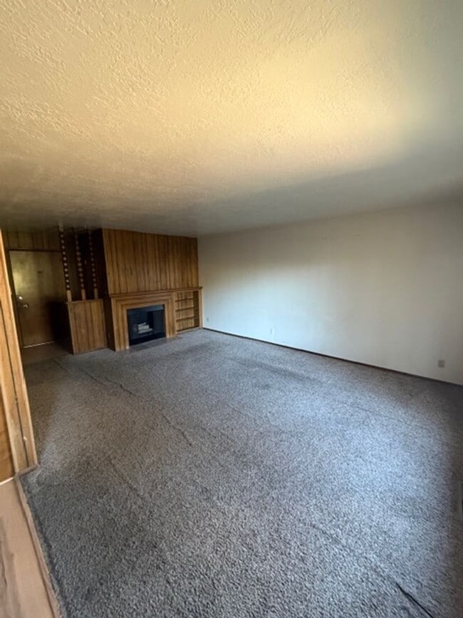 Building Photo - Clean and Comfortable 3 Bedroom, 2 Bathroom Townhouse